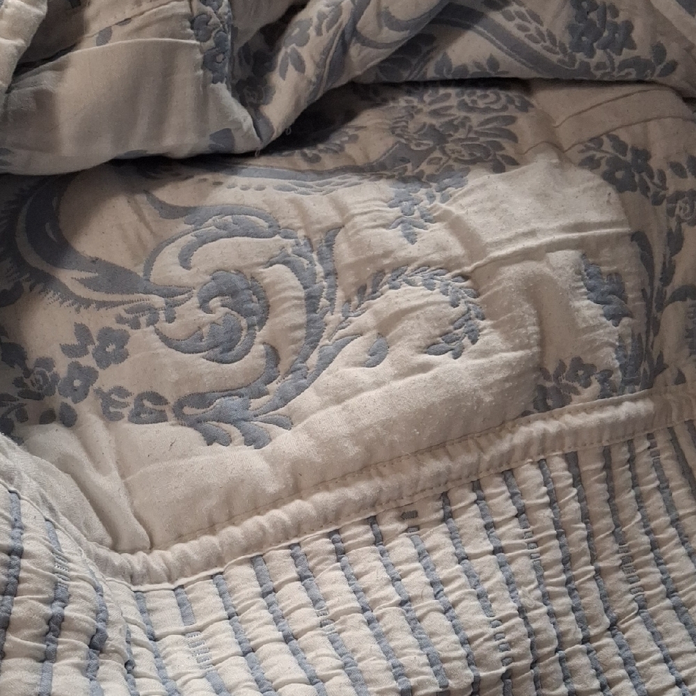 Elegant Blue and White Quilted Bedspread - Picture 5 of 5